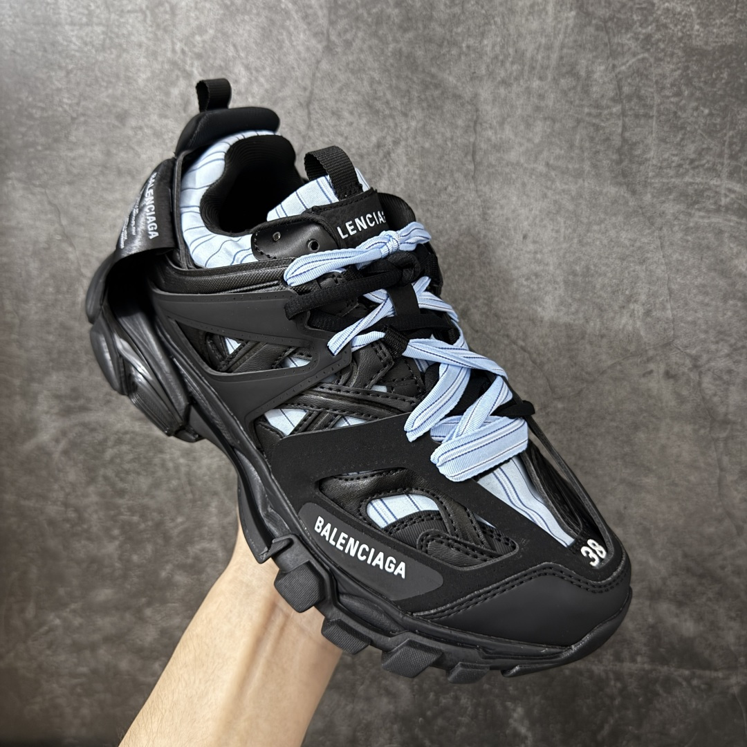 图片[3]-【OK版本】BALENCIAGA Track 3.0 巴黎世家三代复古老爹鞋 全套原纸板楦头开发 最原汁原味的灵魂版型 全鞋荧光划线卡点 胶水把控整洁度追求极致完美 每一双都是工艺品 多重QC质检 超越公司货的品控标准 实实在在的免检产品 原盒原配 正确字体电绣 粗细、位置、大小正确 侧边TPU 透气孔匹配意产原版 正确气垫分离大底 TPU软底 原版一致大底LOGO 立体感十足 原厂皮料水洗做旧 采购原厂网纱 该款鞋采用网眼布和尼龙制成 不含皮革 鞋舌饰有Track.2橡胶品牌标识 外侧饰有橡胶品牌标识 泡沫后帮压印品牌标识 外底正面压印BB标识 由176块饰片拼接而成的铰接式鞋面 侧面配金属质感网眼布 内面配有额外金属光泽饰件 包含1副鞋带和1副备用鞋带 后帮配有拉环鞋提 动态鞋底设计 为双脚带来后续的助力 正常尺码 尺码：35 36 37 38 39 40 41 42 43 44 45 46-选品中心