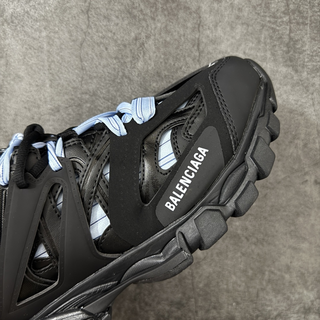 图片[6]-【OK版本】BALENCIAGA Track 3.0 巴黎世家三代复古老爹鞋 全套原纸板楦头开发 最原汁原味的灵魂版型 全鞋荧光划线卡点 胶水把控整洁度追求极致完美 每一双都是工艺品 多重QC质检 超越公司货的品控标准 实实在在的免检产品 原盒原配 正确字体电绣 粗细、位置、大小正确 侧边TPU 透气孔匹配意产原版 正确气垫分离大底 TPU软底 原版一致大底LOGO 立体感十足 原厂皮料水洗做旧 采购原厂网纱 该款鞋采用网眼布和尼龙制成 不含皮革 鞋舌饰有Track.2橡胶品牌标识 外侧饰有橡胶品牌标识 泡沫后帮压印品牌标识 外底正面压印BB标识 由176块饰片拼接而成的铰接式鞋面 侧面配金属质感网眼布 内面配有额外金属光泽饰件 包含1副鞋带和1副备用鞋带 后帮配有拉环鞋提 动态鞋底设计 为双脚带来后续的助力 正常尺码 尺码：35 36 37 38 39 40 41 42 43 44 45 46-选品中心
