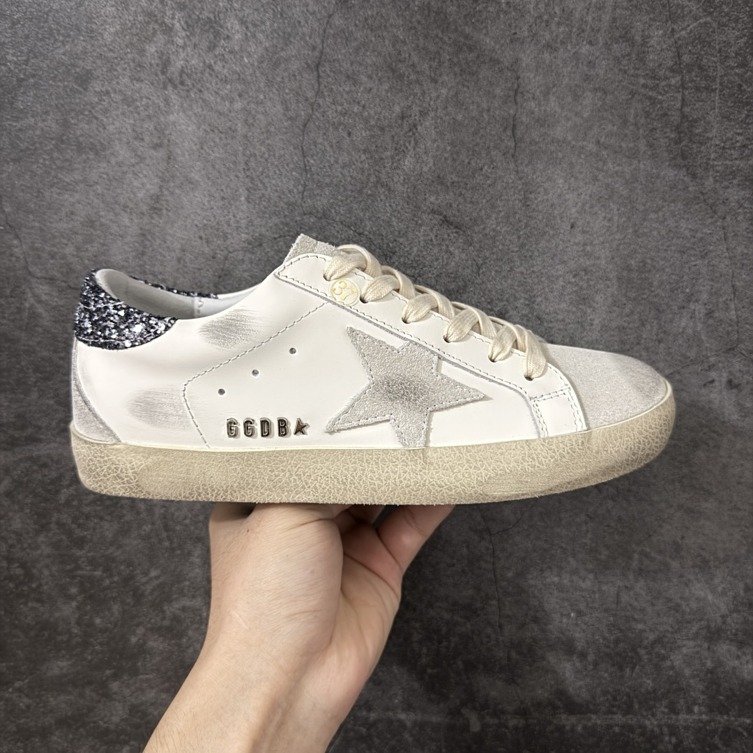 【莞产外贸版】GGDB Golden Goose Super Star 小脏鞋运动鞋 头层牛皮A级皮市面最顶级最性价比版本 欢迎各位外贸大佬拿样对比‼️ 火爆全网各路明星纷纷上脚，头层牛皮小脏鞋，顶级品质 全部细节官网同步 完美精细做工，全手工打磨做旧，自带3厘米内增高，巴黎时装周出镜率最高的小脏鞋。2020Golden Goose 官网同步上新，舒服不磨脚！ 尺码：35 36 37 38 39 40-莆田鞋