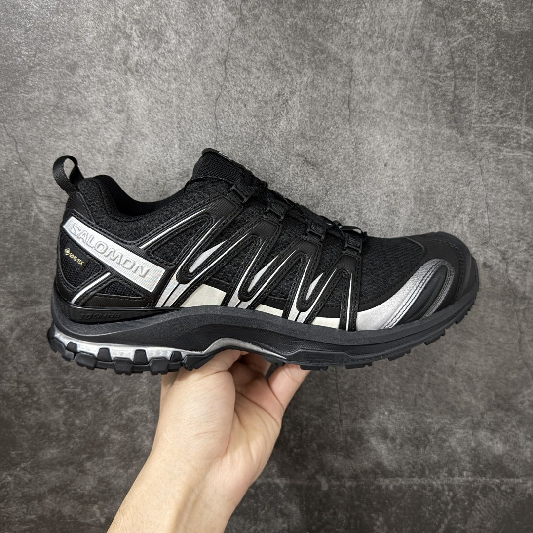 【A1纯原版】SALOMON XA Pro 3D 黑银 萨洛蒙潮流越野机能户外功能鞋 492143 纯原外贸平台特供订单 耗时半年巨作 全套原纸板楦头开发 原厂特供网布配套加持 确保原汁原味 完美呈现版型 原档数据独家私模五层组合大底 男女鞋同步官方开发 原装Ortholite轻量化鞋垫 中底布带钢印编号 原厂TPU锁扣 进口港宝加持 后跟自然饱满 还原公司包裹性 鞋面采用SENSIFT贴合技术 全方位贴合包裹脚型 鞋跟部鞋底牵引设计 提供强大的抓地性能 更适应野外崎岖不平的道路 其3D ADVANCED CHASSIS底盘 材料轻量大化 钉齿设计更具稳定性 防护性 鞋底易磨损区运用CONTAGRIP高耐磨材料 应对城市硬质路面长距离跑考验 尺码：36 36.5 37.5 38 38.5 39 40 40.5 41 42 42.5 43 44 44.5 45-莆田鞋