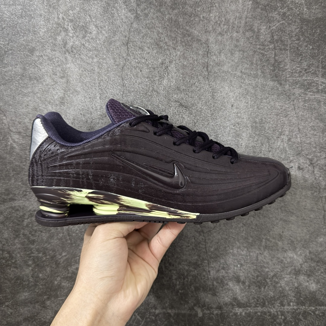 【外贸版】Nike SHOX Z 后掌气柱先锋机能风跑鞋 IU6262-666 Nike Shox Z搭载了Nike标志性的Shox缓震科技 后跟的气柱能有效吸收冲击能量提供良好的缓震效果 采用轻盈透气的材质制作鞋面能确保脚部保持干爽舒适 贴合脚部曲线 带来舒适的包裹感 “猫跟”设计不仅提升了时尚感 还增强了穿着时的稳定性 使脚部在行走或运动过程中能保持平衡 尺码： 36 36.5 37.5 38 38.5 39 40 40.5 41-莆田鞋
