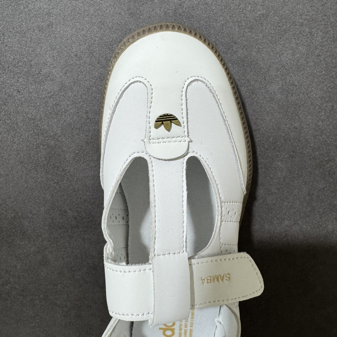 Adidas Samba Jane 阿迪达斯 玛丽珍懒人一脚蹬采用皮革材质的设计融合了经典与现代元素它采