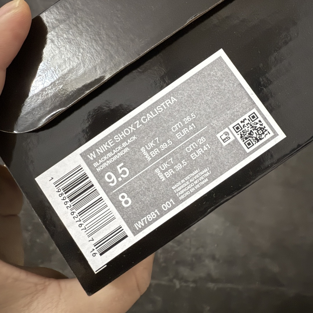 图片[7]-【纯原版】Nike Shox Z Calistra Labelhood 耐克舒适贴合玛丽珍鞋 女款黑红 耐克蕾虎联名款的玛丽珍，整体外观采用了黑红的经典搭配，漆皮的鞋面质感很细腻，自带低调光泽，绑带处的花卉刺绣更添了几分温柔精致，更显Calistra的特别之处，后根Shox鞋底的红色，内里的红色和黑色鞋面形成强烈对比。黑漆皮里藏着一点红，像穿着礼服去跑步，像买花路上突然想跳舞，弹簧柱踩在地上，每一步都有点嚣张，运动中带着少女感。 货号： IW7881-001（4月15日上市） 尺码： 35.5 36 36.5 37.5 38 38.5 39 40 40.5 41-莆田鞋