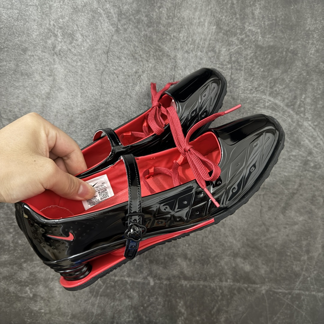 图片[3]-【纯原版】Nike Shox Z Calistra Labelhood 耐克舒适贴合玛丽珍鞋 女款黑红 耐克蕾虎联名款的玛丽珍，整体外观采用了黑红的经典搭配，漆皮的鞋面质感很细腻，自带低调光泽，绑带处的花卉刺绣更添了几分温柔精致，更显Calistra的特别之处，后根Shox鞋底的红色，内里的红色和黑色鞋面形成强烈对比。黑漆皮里藏着一点红，像穿着礼服去跑步，像买花路上突然想跳舞，弹簧柱踩在地上，每一步都有点嚣张，运动中带着少女感。 货号： IW7881-001（4月15日上市） 尺码： 35.5 36 36.5 37.5 38 38.5 39 40 40.5 41-莆田鞋