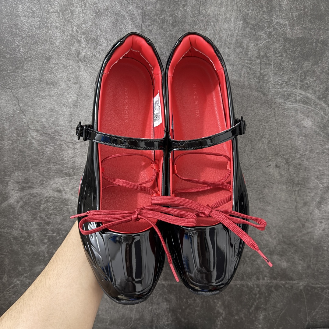 图片[2]-【纯原版】Nike Shox Z Calistra Labelhood 耐克舒适贴合玛丽珍鞋 女款黑红 耐克蕾虎联名款的玛丽珍，整体外观采用了黑红的经典搭配，漆皮的鞋面质感很细腻，自带低调光泽，绑带处的花卉刺绣更添了几分温柔精致，更显Calistra的特别之处，后根Shox鞋底的红色，内里的红色和黑色鞋面形成强烈对比。黑漆皮里藏着一点红，像穿着礼服去跑步，像买花路上突然想跳舞，弹簧柱踩在地上，每一步都有点嚣张，运动中带着少女感。 货号： IW7881-001（4月15日上市） 尺码： 35.5 36 36.5 37.5 38 38.5 39 40 40.5 41-莆田鞋