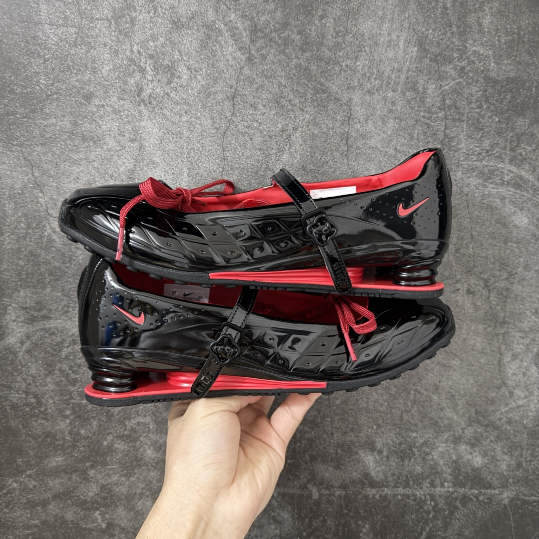 图片[4]-【纯原版】Nike Shox Z Calistra Labelhood 耐克舒适贴合玛丽珍鞋 女款黑红 耐克蕾虎联名款的玛丽珍，整体外观采用了黑红的经典搭配，漆皮的鞋面质感很细腻，自带低调光泽，绑带处的花卉刺绣更添了几分温柔精致，更显Calistra的特别之处，后根Shox鞋底的红色，内里的红色和黑色鞋面形成强烈对比。黑漆皮里藏着一点红，像穿着礼服去跑步，像买花路上突然想跳舞，弹簧柱踩在地上，每一步都有点嚣张，运动中带着少女感。 货号： IW7881-001（4月15日上市） 尺码： 35.5 36 36.5 37.5 38 38.5 39 40 40.5 41-莆田鞋