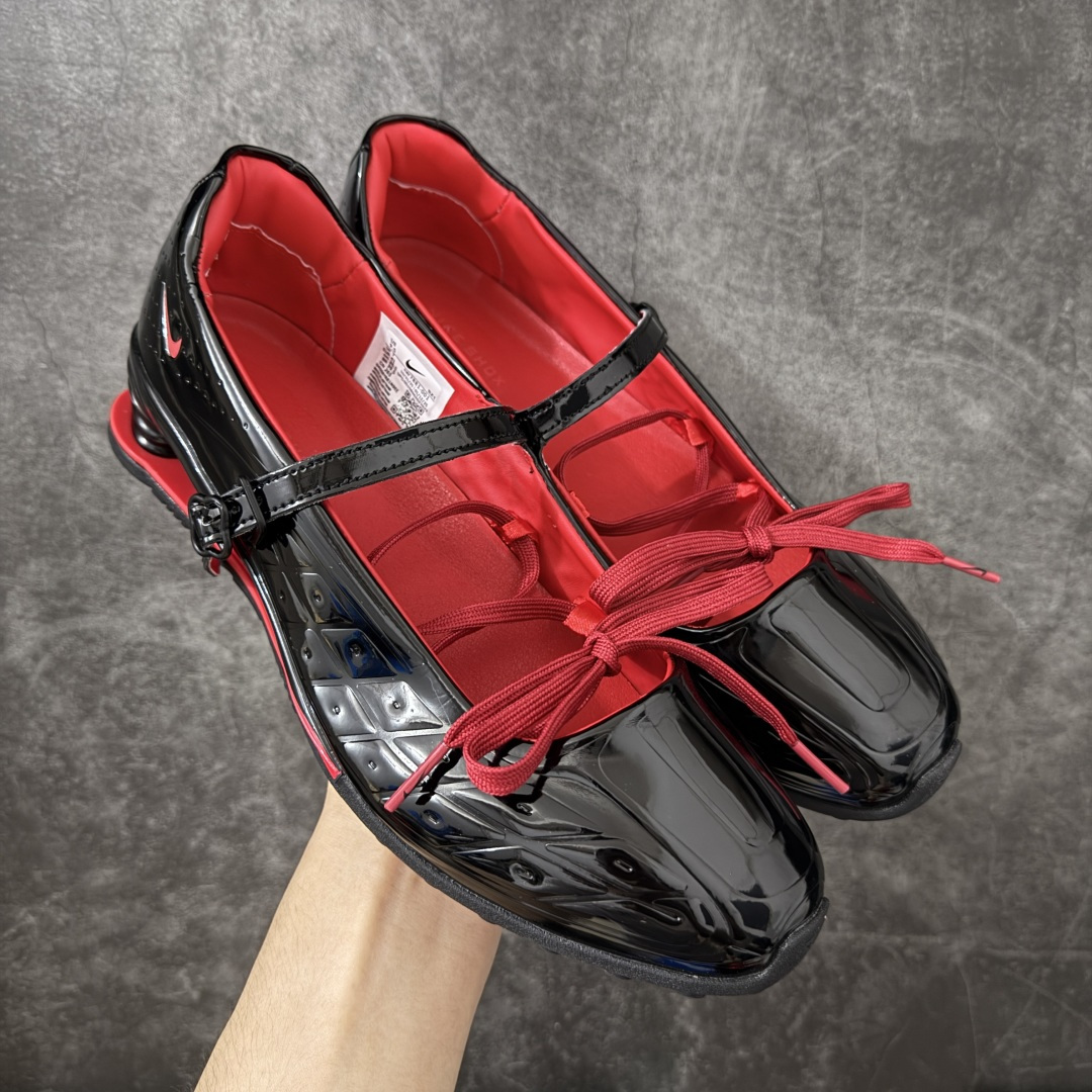 【纯原版】Nike Shox Z Calistra Labelhood 耐克舒适贴合玛丽珍鞋 女款黑红 耐克蕾虎联名款的玛丽珍，整体外观采用了黑红的经典搭配，漆皮的鞋面质感很细腻，自带低调光泽，绑带处的花卉刺绣更添了几分温柔精致，更显Calistra的特别之处，后根Shox鞋底的红色，内里的红色和黑色鞋面形成强烈对比。黑漆皮里藏着一点红，像穿着礼服去跑步，像买花路上突然想跳舞，弹簧柱踩在地上，每一步都有点嚣张，运动中带着少女感。 货号： IW7881-001（4月15日上市） 尺码： 35.5 36 36.5 37.5 38 38.5 39 40 40.5 41-莆田鞋