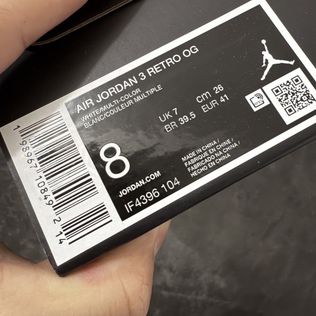 图片[9]-【GX/美版绿x】Air Jordan 3 OG Retro 2025版aj3真蓝 白蓝 出货 货号：IF4396-104 圈内最强三代系列 匠心打造 开发时长超过半年 目前可过各类鉴定或无法鉴定 裸鞋随便操作 全套原纸板楦头开发 原厂大底磨具加持立体防滑纹理 原装可视Air Sole气垫 原汁原味最完美的三代版型 唯一正确鞋头趴度弧度高度鞋身腰线 原厂TPU后跟饰片 正确内里反口里网布 皮料菱角分明不变形无多余毛边 广东原厂zp同批次手工大底描漆拉丝 市场唯一原厂鞋扣模具 原厂织唛标 原厂飞人电绣工艺 尾指中部跳三针 独家绑鞋带手法 印刷中底布 四线拉帮 米色美纹纸贴合固定 进口港宝加持 后跟自然饱满 全鞋荧光划线卡点 追求极致完美 每一双都是工艺品 多重QC质检 超越公司货的品控标准 实实在在的免检产品 尺码：40 40.5 41 42 42.5 43 44 44.5 45 45.5 46 47.5 48.5-选品中心