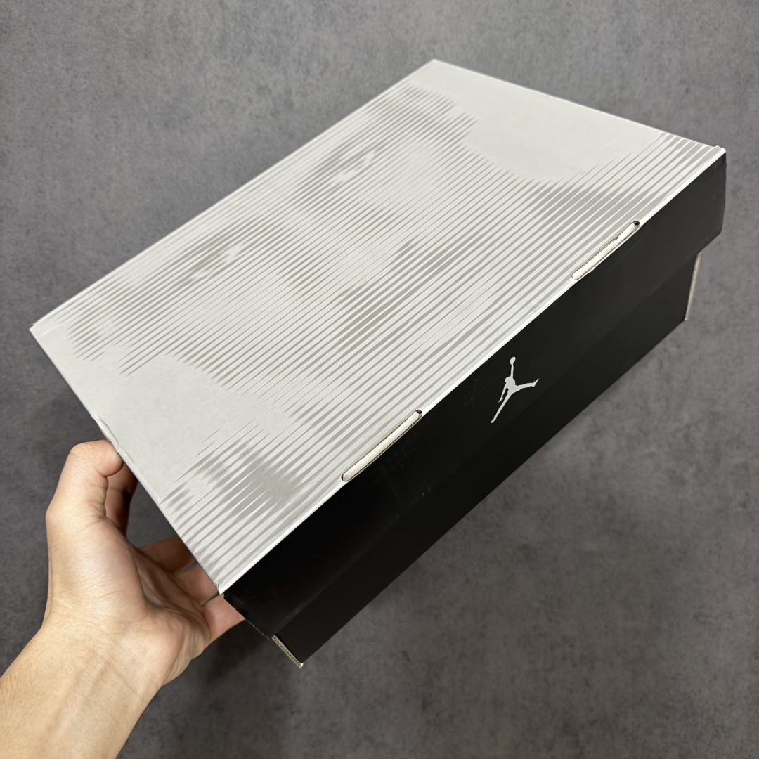 图片[10]-【GX/美版绿x】Air Jordan 3 OG Retro 2025版aj3真蓝 白蓝 出货 货号：IF4396-104 圈内最强三代系列 匠心打造 开发时长超过半年 目前可过各类鉴定或无法鉴定 裸鞋随便操作 全套原纸板楦头开发 原厂大底磨具加持立体防滑纹理 原装可视Air Sole气垫 原汁原味最完美的三代版型 唯一正确鞋头趴度弧度高度鞋身腰线 原厂TPU后跟饰片 正确内里反口里网布 皮料菱角分明不变形无多余毛边 广东原厂zp同批次手工大底描漆拉丝 市场唯一原厂鞋扣模具 原厂织唛标 原厂飞人电绣工艺 尾指中部跳三针 独家绑鞋带手法 印刷中底布 四线拉帮 米色美纹纸贴合固定 进口港宝加持 后跟自然饱满 全鞋荧光划线卡点 追求极致完美 每一双都是工艺品 多重QC质检 超越公司货的品控标准 实实在在的免检产品 尺码：40 40.5 41 42 42.5 43 44 44.5 45 45.5 46 47.5 48.5-选品中心