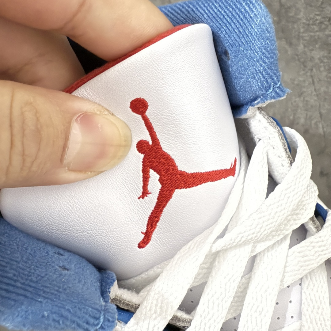 图片[6]-【GX/美版绿x】Air Jordan 3 OG Retro 2025版aj3真蓝 白蓝 出货 货号：IF4396-104 圈内最强三代系列 匠心打造 开发时长超过半年 目前可过各类鉴定或无法鉴定 裸鞋随便操作 全套原纸板楦头开发 原厂大底磨具加持立体防滑纹理 原装可视Air Sole气垫 原汁原味最完美的三代版型 唯一正确鞋头趴度弧度高度鞋身腰线 原厂TPU后跟饰片 正确内里反口里网布 皮料菱角分明不变形无多余毛边 广东原厂zp同批次手工大底描漆拉丝 市场唯一原厂鞋扣模具 原厂织唛标 原厂飞人电绣工艺 尾指中部跳三针 独家绑鞋带手法 印刷中底布 四线拉帮 米色美纹纸贴合固定 进口港宝加持 后跟自然饱满 全鞋荧光划线卡点 追求极致完美 每一双都是工艺品 多重QC质检 超越公司货的品控标准 实实在在的免检产品 尺码：40 40.5 41 42 42.5 43 44 44.5 45 45.5 46 47.5 48.5-选品中心