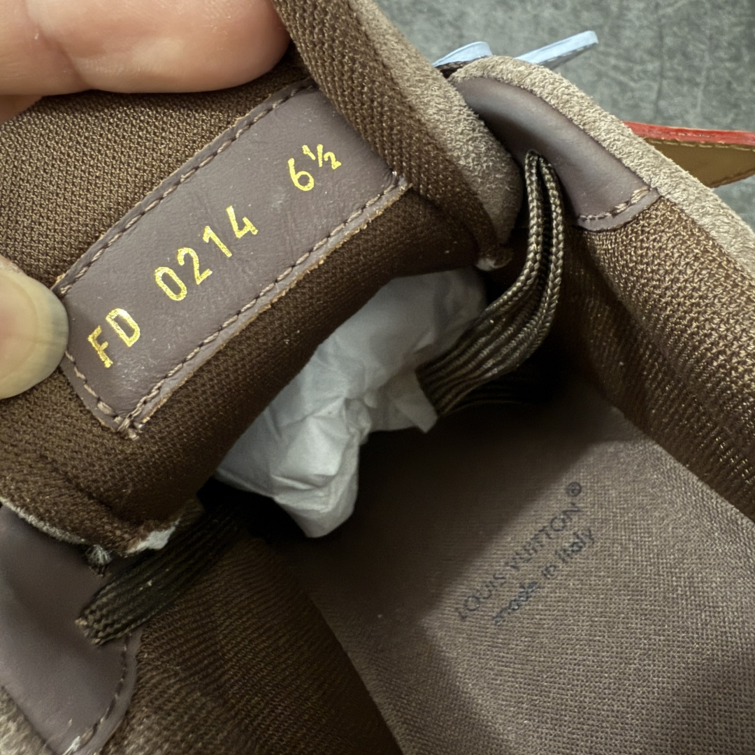 图片[8]-【专柜版/海淘代购版】 现货当天可取 LV Trainer系列高奢运动鞋 新款芯片顶级 潮人必备单品 同步ZP官网空胶工艺 鞋舌、挂饰均镶嵌NFC芯片感应装置 正确胶片断点式设计 中底正确还原原版油印字母比例 1：1原楦格板、楦头、刀磨全新升级！ 独家订制顶级压纹麂皮 原版开模TPU大底 质感原版一致 垫脚聚米微料加透气英伦网布 披靡市场任何版本！细节完美呈现！ 代购指定版本 全新升级最新双盒包装 扫码秒进官网！ 全套包装配件同比原版 尺码： 38-46-莆田鞋