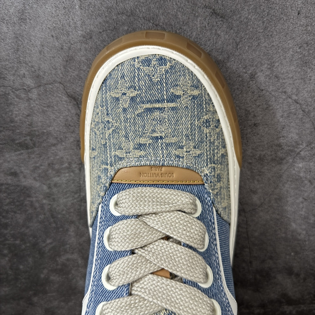 图片[5]-【YS纯原】广奢高端货LOUIS VUITTON Tilted 饼干鞋系列｜2026 早春全新上架 黄棕牛皮革 LV 路易威登 Tilted Low Sneakers 倾斜系列低帮复古休闲运动板鞋 男鞋｜广东原产｜市售顶级版本 ✦ 升级原楦型开发纸版，鞋型更立体更正 ✦ Monogram 丹宁布鞋面，质感高级耐看 ✦ 鞋垫嵌入EVA软脚感物料，回弹舒适 ✦ 后跟耐弯折滴塑支撑片，稳定不塌 ✦ 全新开发TPR光泽组合隔色鞋底 ✦ LV组合 TPU 生胶底结构，行走稳、耐磨强 ✦ 原版购入开发 ✦ 厚实抽屉式礼品鞋盒 ✦ 原装包装说明书＋防尘布袋 ✦ 附送官方快递加固牛皮纸外盒 法国巴黎百年奢侈品牌 LOUIS VUITTON 路易威登 尺码：39-45-莆田鞋