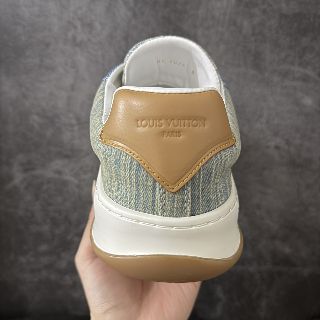 图片[4]-【YS纯原】广奢高端货LOUIS VUITTON Tilted 饼干鞋系列｜2026 早春全新上架 黄棕牛皮革 LV 路易威登 Tilted Low Sneakers 倾斜系列低帮复古休闲运动板鞋 男鞋｜广东原产｜市售顶级版本 ✦ 升级原楦型开发纸版，鞋型更立体更正 ✦ Monogram 丹宁布鞋面，质感高级耐看 ✦ 鞋垫嵌入EVA软脚感物料，回弹舒适 ✦ 后跟耐弯折滴塑支撑片，稳定不塌 ✦ 全新开发TPR光泽组合隔色鞋底 ✦ LV组合 TPU 生胶底结构，行走稳、耐磨强 ✦ 原版购入开发 ✦ 厚实抽屉式礼品鞋盒 ✦ 原装包装说明书＋防尘布袋 ✦ 附送官方快递加固牛皮纸外盒 法国巴黎百年奢侈品牌 LOUIS VUITTON 路易威登 尺码：39-45-莆田鞋