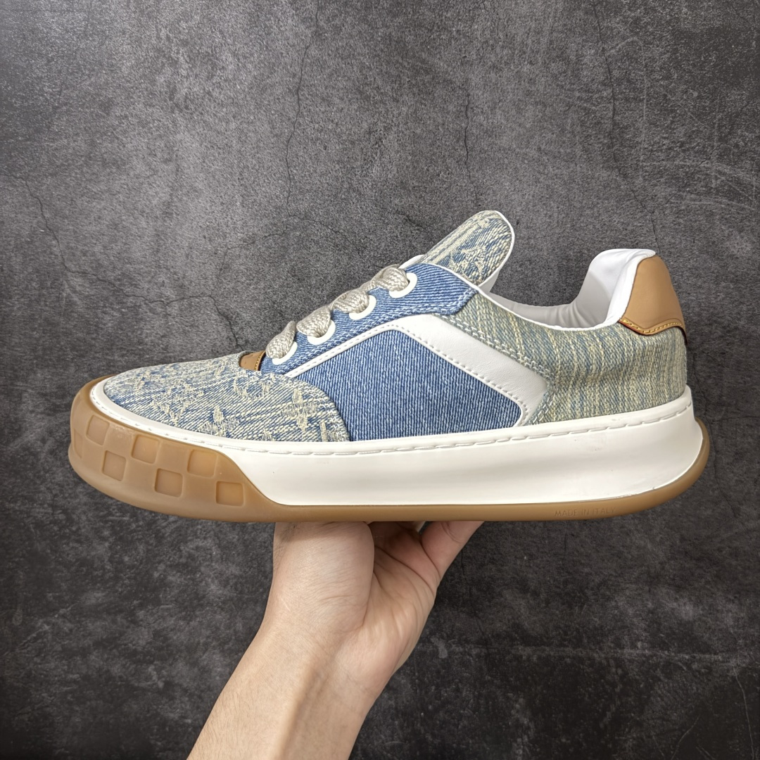 图片[2]-【YS纯原】广奢高端货LOUIS VUITTON Tilted 饼干鞋系列｜2026 早春全新上架 黄棕牛皮革 LV 路易威登 Tilted Low Sneakers 倾斜系列低帮复古休闲运动板鞋 男鞋｜广东原产｜市售顶级版本 ✦ 升级原楦型开发纸版，鞋型更立体更正 ✦ Monogram 丹宁布鞋面，质感高级耐看 ✦ 鞋垫嵌入EVA软脚感物料，回弹舒适 ✦ 后跟耐弯折滴塑支撑片，稳定不塌 ✦ 全新开发TPR光泽组合隔色鞋底 ✦ LV组合 TPU 生胶底结构，行走稳、耐磨强 ✦ 原版购入开发 ✦ 厚实抽屉式礼品鞋盒 ✦ 原装包装说明书＋防尘布袋 ✦ 附送官方快递加固牛皮纸外盒 法国巴黎百年奢侈品牌 LOUIS VUITTON 路易威登 尺码：39-45-莆田鞋