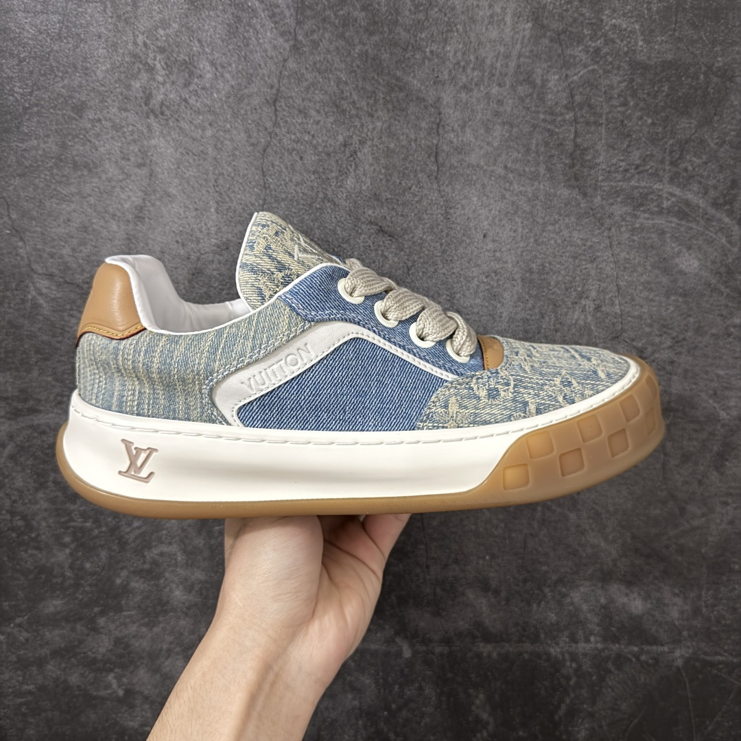 【YS纯原】广奢高端货LOUIS VUITTON Tilted 饼干鞋系列｜2026 早春全新上架 黄棕牛皮革 LV 路易威登 Tilted Low Sneakers 倾斜系列低帮复古休闲运动板鞋 男鞋｜广东原产｜市售顶级版本 ✦ 升级原楦型开发纸版，鞋型更立体更正 ✦ Monogram 丹宁布鞋面，质感高级耐看 ✦ 鞋垫嵌入EVA软脚感物料，回弹舒适 ✦ 后跟耐弯折滴塑支撑片，稳定不塌 ✦ 全新开发TPR光泽组合隔色鞋底 ✦ LV组合 TPU 生胶底结构，行走稳、耐磨强 ✦ 原版购入开发 ✦ 厚实抽屉式礼品鞋盒 ✦ 原装包装说明书＋防尘布袋 ✦ 附送官方快递加固牛皮纸外盒 法国巴黎百年奢侈品牌 LOUIS VUITTON 路易威登 尺码：39-45-莆田鞋