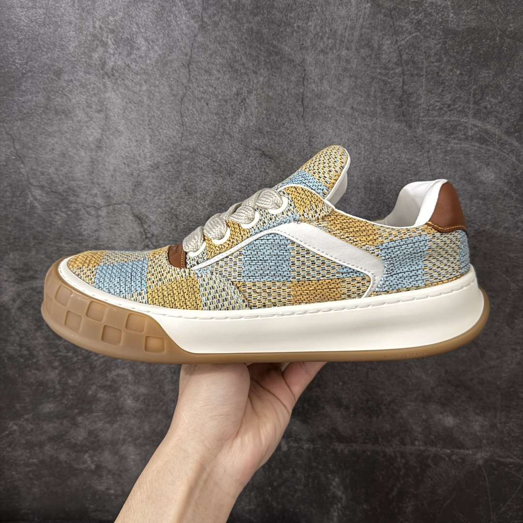 图片[2]-【YS纯原】广奢高端货LOUIS VUITTON Tilted 饼干鞋系列｜2026 早春全新上架 黄棕牛皮革 LV 路易威登 Tilted Low Sneakers 倾斜系列低帮复古休闲运动板鞋 男鞋｜广东原产｜市售顶级版本 ✦ 升级原楦型开发纸版，鞋型更立体更正 ✦ Monogram 丹宁布鞋面，质感高级耐看 ✦ 鞋垫嵌入EVA软脚感物料，回弹舒适 ✦ 后跟耐弯折滴塑支撑片，稳定不塌 ✦ 全新开发TPR光泽组合隔色鞋底 ✦ LV组合 TPU 生胶底结构，行走稳、耐磨强 ✦ 原版购入开发 ✦ 厚实抽屉式礼品鞋盒 ✦ 原装包装说明书＋防尘布袋 ✦ 附送官方快递加固牛皮纸外盒 法国巴黎百年奢侈品牌 LOUIS VUITTON 路易威登 尺码：39-45-莆田鞋