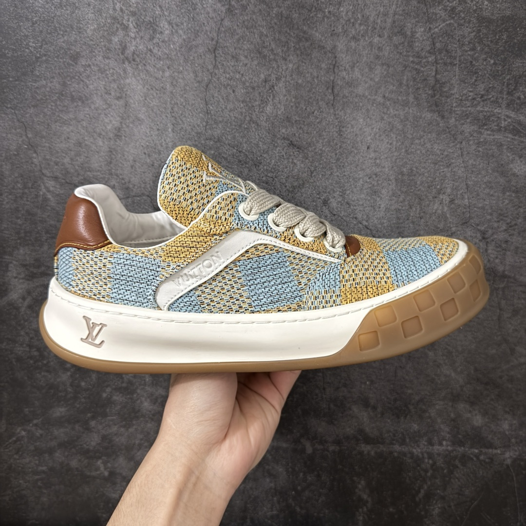 【YS纯原】广奢高端货LOUIS VUITTON Tilted 饼干鞋系列｜2026 早春全新上架 黄棕牛皮革 LV 路易威登 Tilted Low Sneakers 倾斜系列低帮复古休闲运动板鞋 男鞋｜广东原产｜市售顶级版本 ✦ 升级原楦型开发纸版，鞋型更立体更正 ✦ Monogram 丹宁布鞋面，质感高级耐看 ✦ 鞋垫嵌入EVA软脚感物料，回弹舒适 ✦ 后跟耐弯折滴塑支撑片，稳定不塌 ✦ 全新开发TPR光泽组合隔色鞋底 ✦ LV组合 TPU 生胶底结构，行走稳、耐磨强 ✦ 原版购入开发 ✦ 厚实抽屉式礼品鞋盒 ✦ 原装包装说明书＋防尘布袋 ✦ 附送官方快递加固牛皮纸外盒 法国巴黎百年奢侈品牌 LOUIS VUITTON 路易威登 尺码：39-45-莆田鞋