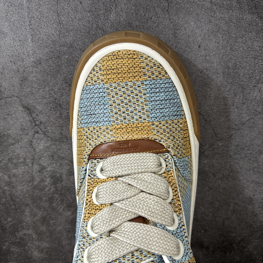 图片[5]-【YS纯原】广奢高端货LOUIS VUITTON Tilted 饼干鞋系列｜2026 早春全新上架 黄棕牛皮革 LV 路易威登 Tilted Low Sneakers 倾斜系列低帮复古休闲运动板鞋 男鞋｜广东原产｜市售顶级版本 ✦ 升级原楦型开发纸版，鞋型更立体更正 ✦ Monogram 丹宁布鞋面，质感高级耐看 ✦ 鞋垫嵌入EVA软脚感物料，回弹舒适 ✦ 后跟耐弯折滴塑支撑片，稳定不塌 ✦ 全新开发TPR光泽组合隔色鞋底 ✦ LV组合 TPU 生胶底结构，行走稳、耐磨强 ✦ 原版购入开发 ✦ 厚实抽屉式礼品鞋盒 ✦ 原装包装说明书＋防尘布袋 ✦ 附送官方快递加固牛皮纸外盒 法国巴黎百年奢侈品牌 LOUIS VUITTON 路易威登 尺码：39-45-莆田鞋