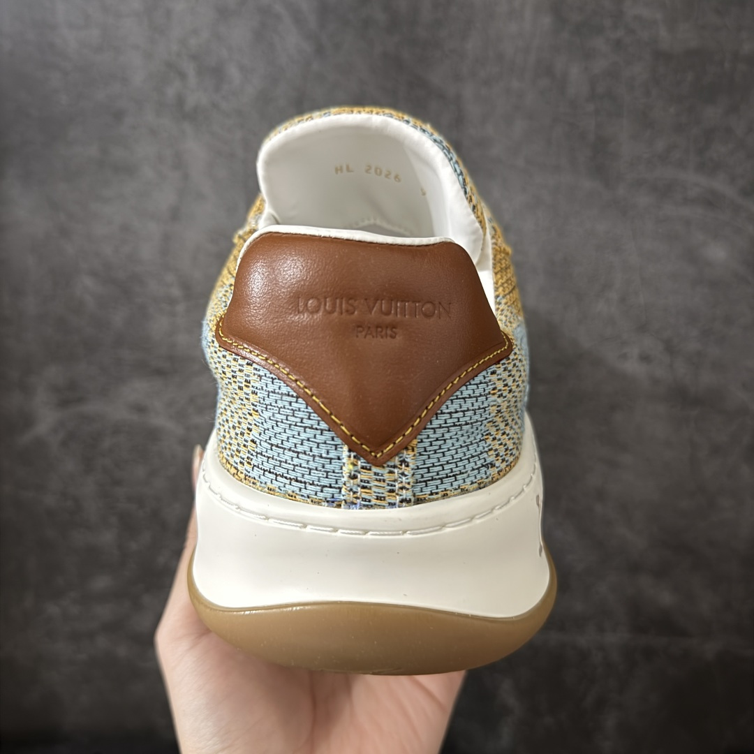 图片[4]-【YS纯原】广奢高端货LOUIS VUITTON Tilted 饼干鞋系列｜2026 早春全新上架 黄棕牛皮革 LV 路易威登 Tilted Low Sneakers 倾斜系列低帮复古休闲运动板鞋 男鞋｜广东原产｜市售顶级版本 ✦ 升级原楦型开发纸版，鞋型更立体更正 ✦ Monogram 丹宁布鞋面，质感高级耐看 ✦ 鞋垫嵌入EVA软脚感物料，回弹舒适 ✦ 后跟耐弯折滴塑支撑片，稳定不塌 ✦ 全新开发TPR光泽组合隔色鞋底 ✦ LV组合 TPU 生胶底结构，行走稳、耐磨强 ✦ 原版购入开发 ✦ 厚实抽屉式礼品鞋盒 ✦ 原装包装说明书＋防尘布袋 ✦ 附送官方快递加固牛皮纸外盒 法国巴黎百年奢侈品牌 LOUIS VUITTON 路易威登 尺码：39-45-莆田鞋