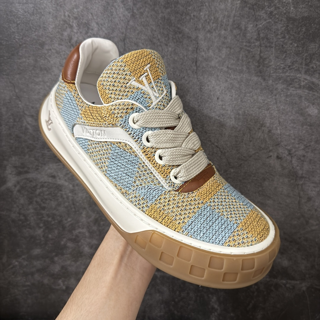 图片[3]-【YS纯原】广奢高端货LOUIS VUITTON Tilted 饼干鞋系列｜2026 早春全新上架 黄棕牛皮革 LV 路易威登 Tilted Low Sneakers 倾斜系列低帮复古休闲运动板鞋 男鞋｜广东原产｜市售顶级版本 ✦ 升级原楦型开发纸版，鞋型更立体更正 ✦ Monogram 丹宁布鞋面，质感高级耐看 ✦ 鞋垫嵌入EVA软脚感物料，回弹舒适 ✦ 后跟耐弯折滴塑支撑片，稳定不塌 ✦ 全新开发TPR光泽组合隔色鞋底 ✦ LV组合 TPU 生胶底结构，行走稳、耐磨强 ✦ 原版购入开发 ✦ 厚实抽屉式礼品鞋盒 ✦ 原装包装说明书＋防尘布袋 ✦ 附送官方快递加固牛皮纸外盒 法国巴黎百年奢侈品牌 LOUIS VUITTON 路易威登 尺码：39-45-莆田鞋