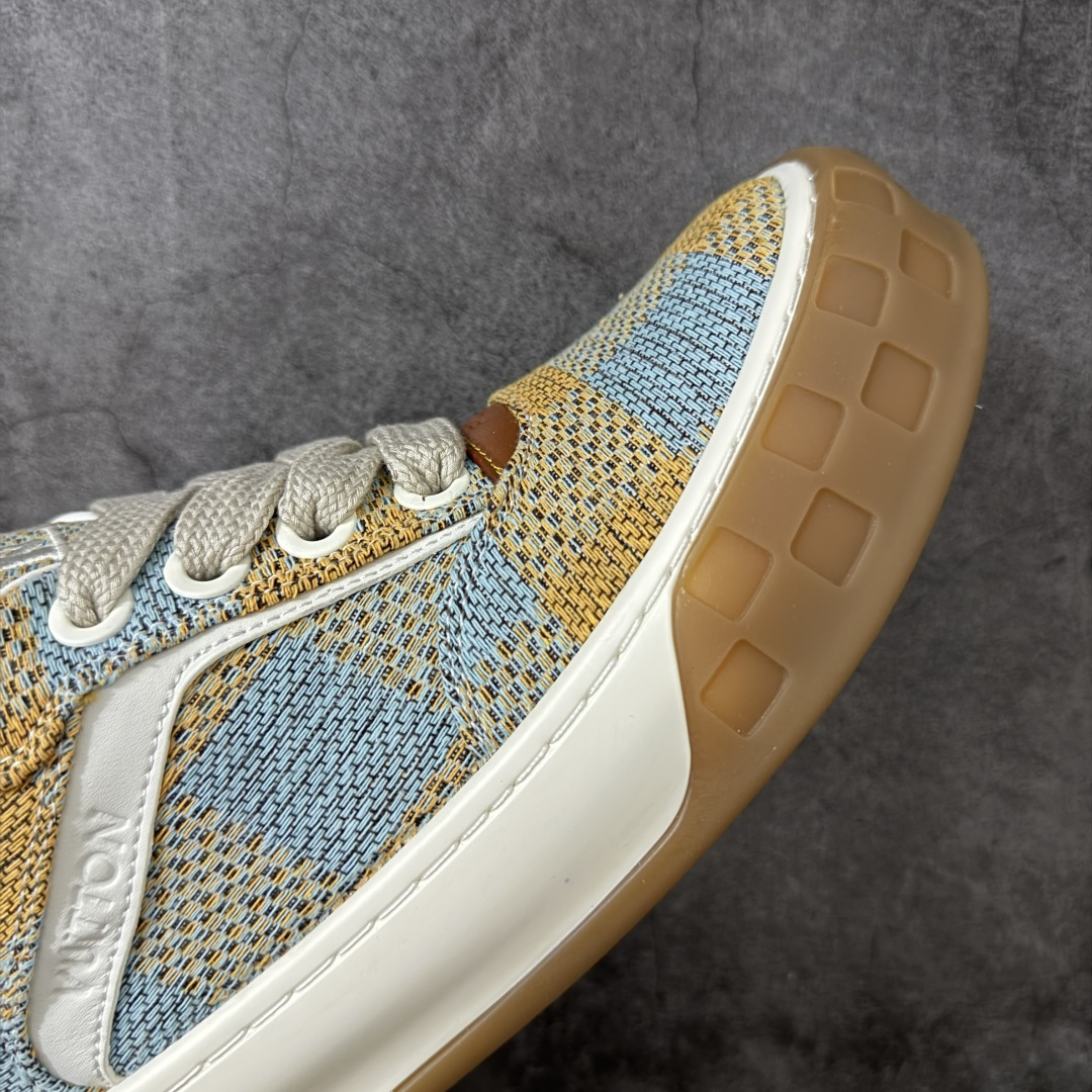 图片[6]-【YS纯原】广奢高端货LOUIS VUITTON Tilted 饼干鞋系列｜2026 早春全新上架 黄棕牛皮革 LV 路易威登 Tilted Low Sneakers 倾斜系列低帮复古休闲运动板鞋 男鞋｜广东原产｜市售顶级版本 ✦ 升级原楦型开发纸版，鞋型更立体更正 ✦ Monogram 丹宁布鞋面，质感高级耐看 ✦ 鞋垫嵌入EVA软脚感物料，回弹舒适 ✦ 后跟耐弯折滴塑支撑片，稳定不塌 ✦ 全新开发TPR光泽组合隔色鞋底 ✦ LV组合 TPU 生胶底结构，行走稳、耐磨强 ✦ 原版购入开发 ✦ 厚实抽屉式礼品鞋盒 ✦ 原装包装说明书＋防尘布袋 ✦ 附送官方快递加固牛皮纸外盒 法国巴黎百年奢侈品牌 LOUIS VUITTON 路易威登 尺码：39-45-莆田鞋