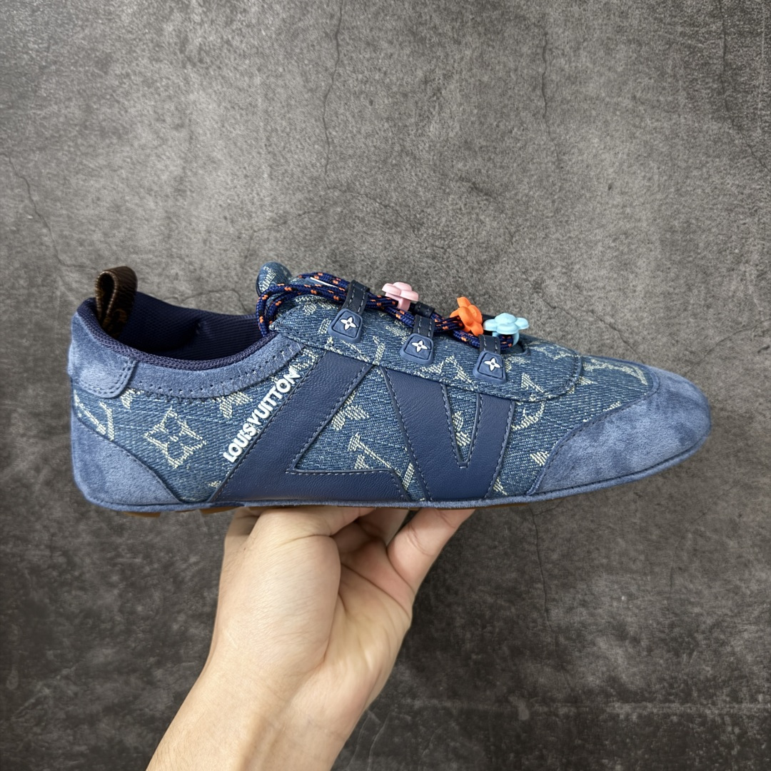 【广东纯原版】2026早春发布新款LOUIS VUITTON SneaKerina 德训鞋 芭蕾舞鞋 采用 Sacchetto 制鞋工艺，赋予柔韧鞋底与轻盈内部设计，适合日常休闲及精致造型。 sneakerina运动鞋惊艳曝光 设计灵感源自芭蕾舞平底鞋 优雅与复古并存 整体低调又老钱 原版购入 独家开模 媲美原版头层小牛皮 鞋面系带设计，侧面印有 LV 标志，后跟处配有拉环。——这双鞋简直是优雅与松弛感的完美融合！💃 尺码：35-40-莆田鞋
