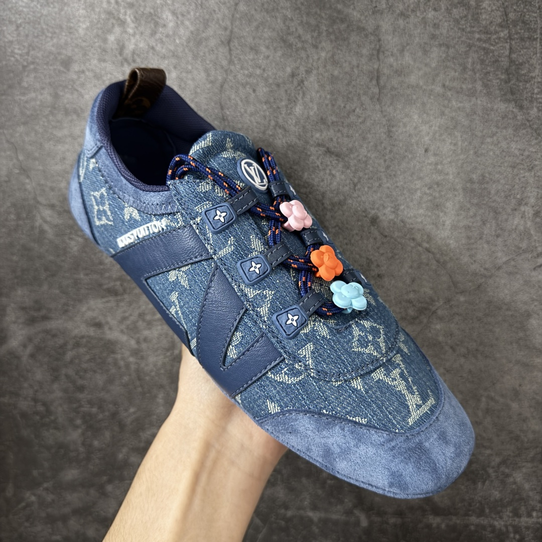 图片[3]-【广东纯原版】2026早春发布新款LOUIS VUITTON SneaKerina 德训鞋 芭蕾舞鞋 采用 Sacchetto 制鞋工艺，赋予柔韧鞋底与轻盈内部设计，适合日常休闲及精致造型。 sneakerina运动鞋惊艳曝光 设计灵感源自芭蕾舞平底鞋 优雅与复古并存 整体低调又老钱 原版购入 独家开模 媲美原版头层小牛皮 鞋面系带设计，侧面印有 LV 标志，后跟处配有拉环。——这双鞋简直是优雅与松弛感的完美融合！💃 尺码：35-40-莆田鞋