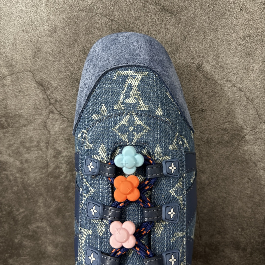 图片[5]-【广东纯原版】2026早春发布新款LOUIS VUITTON SneaKerina 德训鞋 芭蕾舞鞋 采用 Sacchetto 制鞋工艺，赋予柔韧鞋底与轻盈内部设计，适合日常休闲及精致造型。 sneakerina运动鞋惊艳曝光 设计灵感源自芭蕾舞平底鞋 优雅与复古并存 整体低调又老钱 原版购入 独家开模 媲美原版头层小牛皮 鞋面系带设计，侧面印有 LV 标志，后跟处配有拉环。——这双鞋简直是优雅与松弛感的完美融合！💃 尺码：35-40-莆田鞋