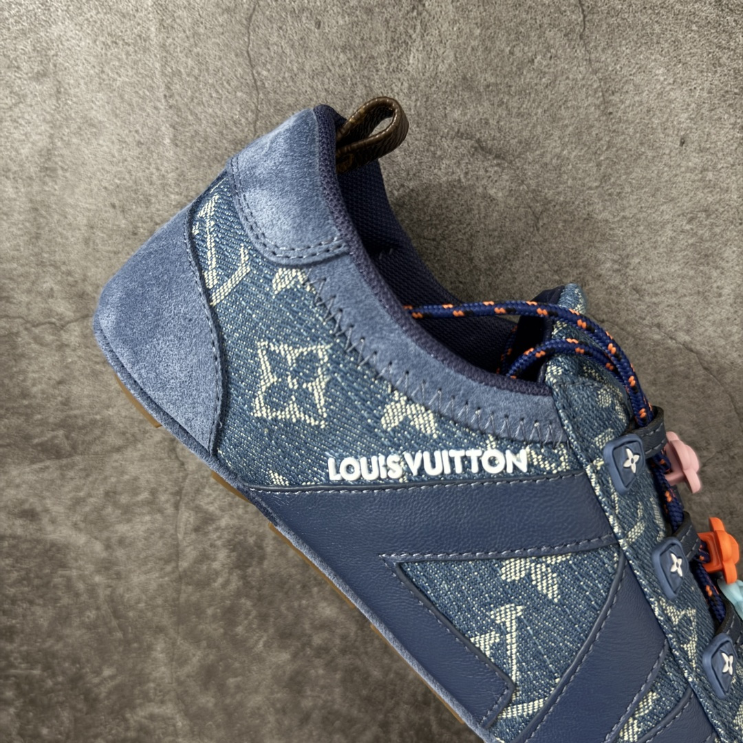 图片[7]-【广东纯原版】2026早春发布新款LOUIS VUITTON SneaKerina 德训鞋 芭蕾舞鞋 采用 Sacchetto 制鞋工艺，赋予柔韧鞋底与轻盈内部设计，适合日常休闲及精致造型。 sneakerina运动鞋惊艳曝光 设计灵感源自芭蕾舞平底鞋 优雅与复古并存 整体低调又老钱 原版购入 独家开模 媲美原版头层小牛皮 鞋面系带设计，侧面印有 LV 标志，后跟处配有拉环。——这双鞋简直是优雅与松弛感的完美融合！💃 尺码：35-40-莆田鞋