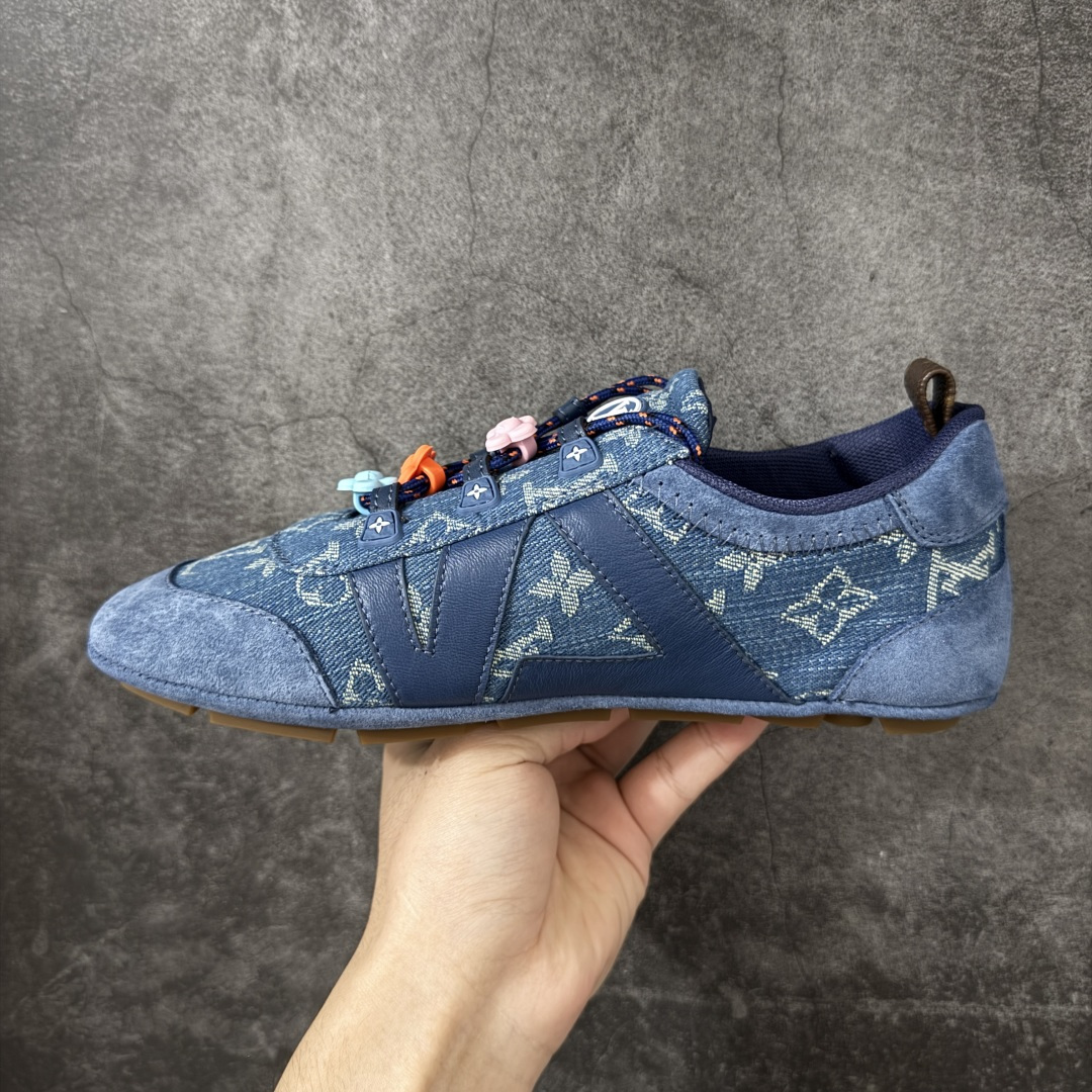 图片[2]-【广东纯原版】2026早春发布新款LOUIS VUITTON SneaKerina 德训鞋 芭蕾舞鞋 采用 Sacchetto 制鞋工艺，赋予柔韧鞋底与轻盈内部设计，适合日常休闲及精致造型。 sneakerina运动鞋惊艳曝光 设计灵感源自芭蕾舞平底鞋 优雅与复古并存 整体低调又老钱 原版购入 独家开模 媲美原版头层小牛皮 鞋面系带设计，侧面印有 LV 标志，后跟处配有拉环。——这双鞋简直是优雅与松弛感的完美融合！💃 尺码：35-40-莆田鞋