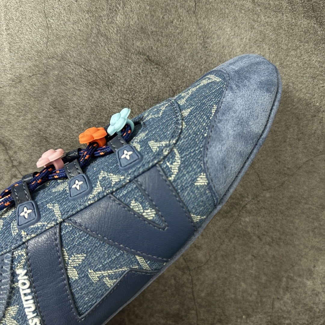 图片[6]-【广东纯原版】2026早春发布新款LOUIS VUITTON SneaKerina 德训鞋 芭蕾舞鞋 采用 Sacchetto 制鞋工艺，赋予柔韧鞋底与轻盈内部设计，适合日常休闲及精致造型。 sneakerina运动鞋惊艳曝光 设计灵感源自芭蕾舞平底鞋 优雅与复古并存 整体低调又老钱 原版购入 独家开模 媲美原版头层小牛皮 鞋面系带设计，侧面印有 LV 标志，后跟处配有拉环。——这双鞋简直是优雅与松弛感的完美融合！💃 尺码：35-40-莆田鞋