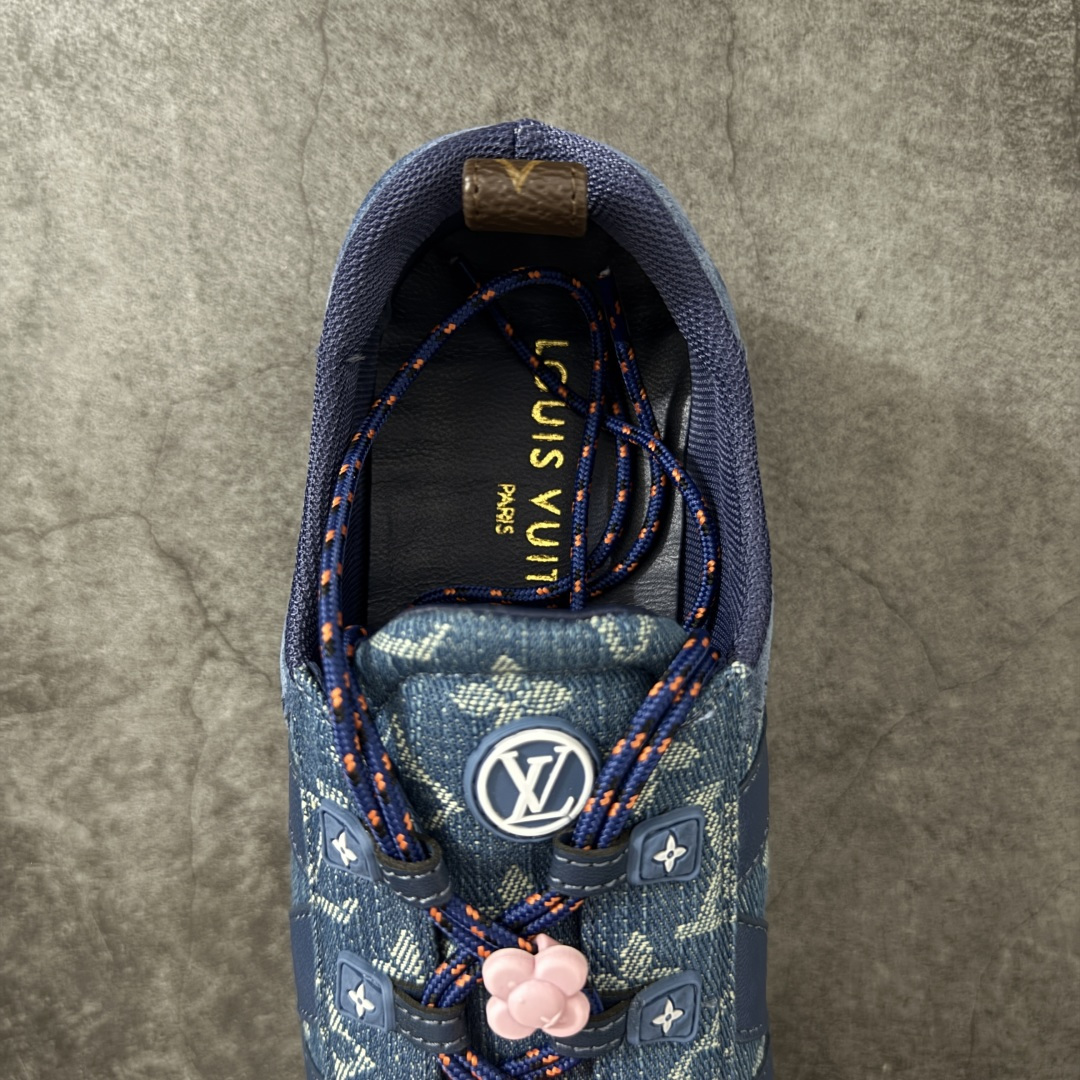 图片[8]-【广东纯原版】2026早春发布新款LOUIS VUITTON SneaKerina 德训鞋 芭蕾舞鞋 采用 Sacchetto 制鞋工艺，赋予柔韧鞋底与轻盈内部设计，适合日常休闲及精致造型。 sneakerina运动鞋惊艳曝光 设计灵感源自芭蕾舞平底鞋 优雅与复古并存 整体低调又老钱 原版购入 独家开模 媲美原版头层小牛皮 鞋面系带设计，侧面印有 LV 标志，后跟处配有拉环。——这双鞋简直是优雅与松弛感的完美融合！💃 尺码：35-40-莆田鞋