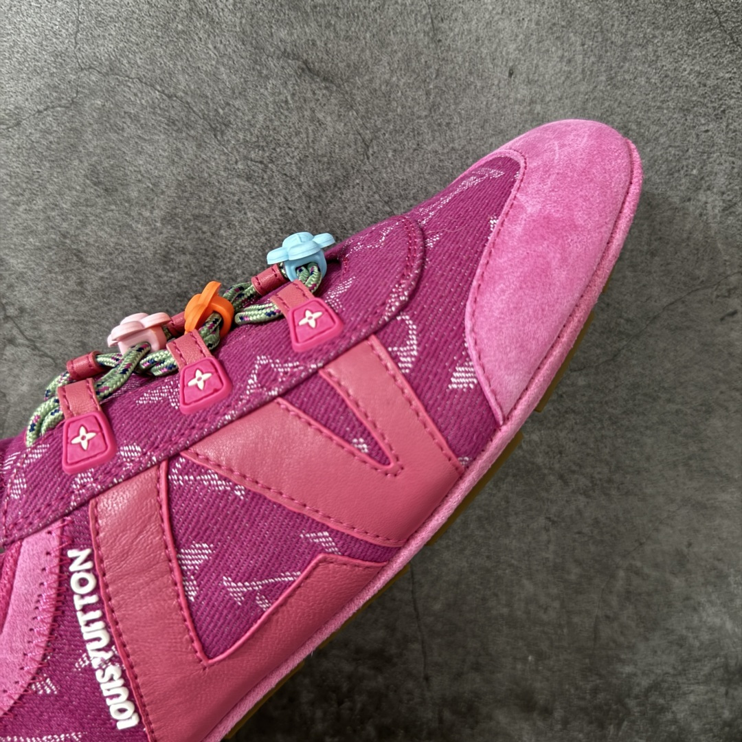 图片[6]-【广东纯原版】2026早春发布新款LOUIS VUITTON SneaKerina 德训鞋 芭蕾舞鞋 采用 Sacchetto 制鞋工艺，赋予柔韧鞋底与轻盈内部设计，适合日常休闲及精致造型。 sneakerina运动鞋惊艳曝光 设计灵感源自芭蕾舞平底鞋 优雅与复古并存 整体低调又老钱 原版购入 独家开模 媲美原版头层小牛皮 鞋面系带设计，侧面印有 LV 标志，后跟处配有拉环。——这双鞋简直是优雅与松弛感的完美融合！💃 尺码：35-40-莆田鞋
