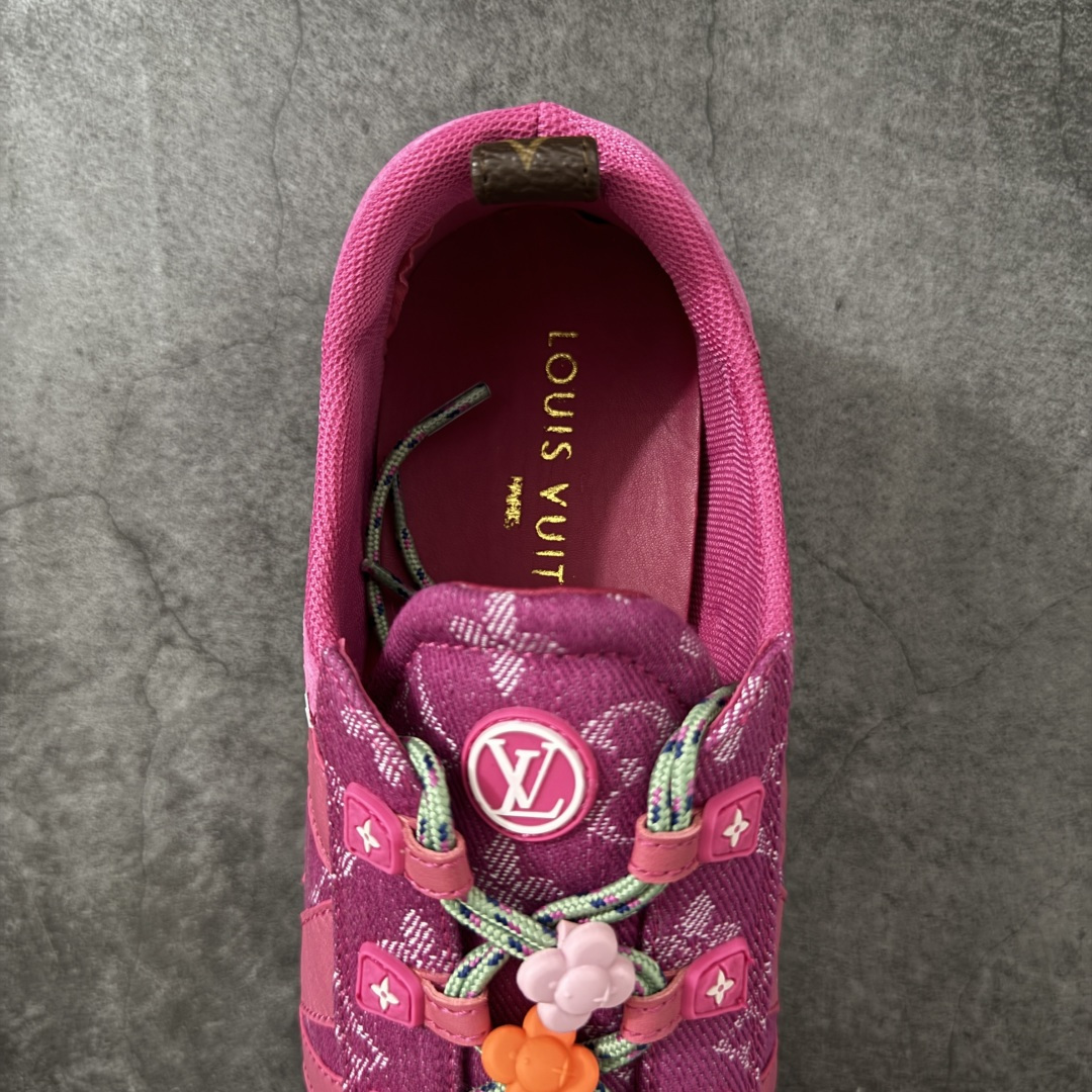图片[8]-【广东纯原版】2026早春发布新款LOUIS VUITTON SneaKerina 德训鞋 芭蕾舞鞋 采用 Sacchetto 制鞋工艺，赋予柔韧鞋底与轻盈内部设计，适合日常休闲及精致造型。 sneakerina运动鞋惊艳曝光 设计灵感源自芭蕾舞平底鞋 优雅与复古并存 整体低调又老钱 原版购入 独家开模 媲美原版头层小牛皮 鞋面系带设计，侧面印有 LV 标志，后跟处配有拉环。——这双鞋简直是优雅与松弛感的完美融合！💃 尺码：35-40-莆田鞋