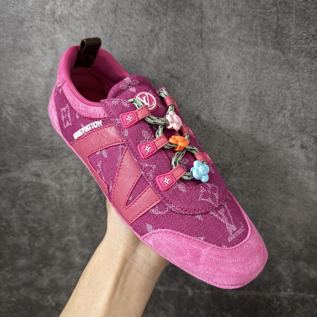 图片[3]-【广东纯原版】2026早春发布新款LOUIS VUITTON SneaKerina 德训鞋 芭蕾舞鞋 采用 Sacchetto 制鞋工艺，赋予柔韧鞋底与轻盈内部设计，适合日常休闲及精致造型。 sneakerina运动鞋惊艳曝光 设计灵感源自芭蕾舞平底鞋 优雅与复古并存 整体低调又老钱 原版购入 独家开模 媲美原版头层小牛皮 鞋面系带设计，侧面印有 LV 标志，后跟处配有拉环。——这双鞋简直是优雅与松弛感的完美融合！💃 尺码：35-40-莆田鞋