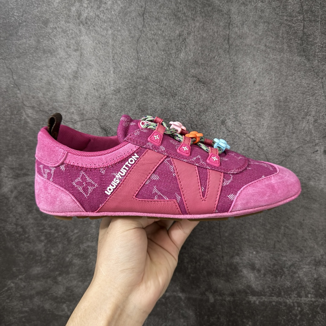 【广东纯原版】2026早春发布新款LOUIS VUITTON SneaKerina 德训鞋 芭蕾舞鞋 采用 Sacchetto 制鞋工艺，赋予柔韧鞋底与轻盈内部设计，适合日常休闲及精致造型。 sneakerina运动鞋惊艳曝光 设计灵感源自芭蕾舞平底鞋 优雅与复古并存 整体低调又老钱 原版购入 独家开模 媲美原版头层小牛皮 鞋面系带设计，侧面印有 LV 标志，后跟处配有拉环。——这双鞋简直是优雅与松弛感的完美融合！💃 尺码：35-40-莆田鞋