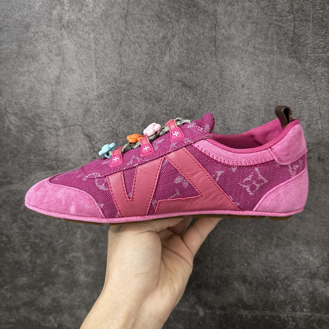 图片[2]-【广东纯原版】2026早春发布新款LOUIS VUITTON SneaKerina 德训鞋 芭蕾舞鞋 采用 Sacchetto 制鞋工艺，赋予柔韧鞋底与轻盈内部设计，适合日常休闲及精致造型。 sneakerina运动鞋惊艳曝光 设计灵感源自芭蕾舞平底鞋 优雅与复古并存 整体低调又老钱 原版购入 独家开模 媲美原版头层小牛皮 鞋面系带设计，侧面印有 LV 标志，后跟处配有拉环。——这双鞋简直是优雅与松弛感的完美融合！💃 尺码：35-40-莆田鞋