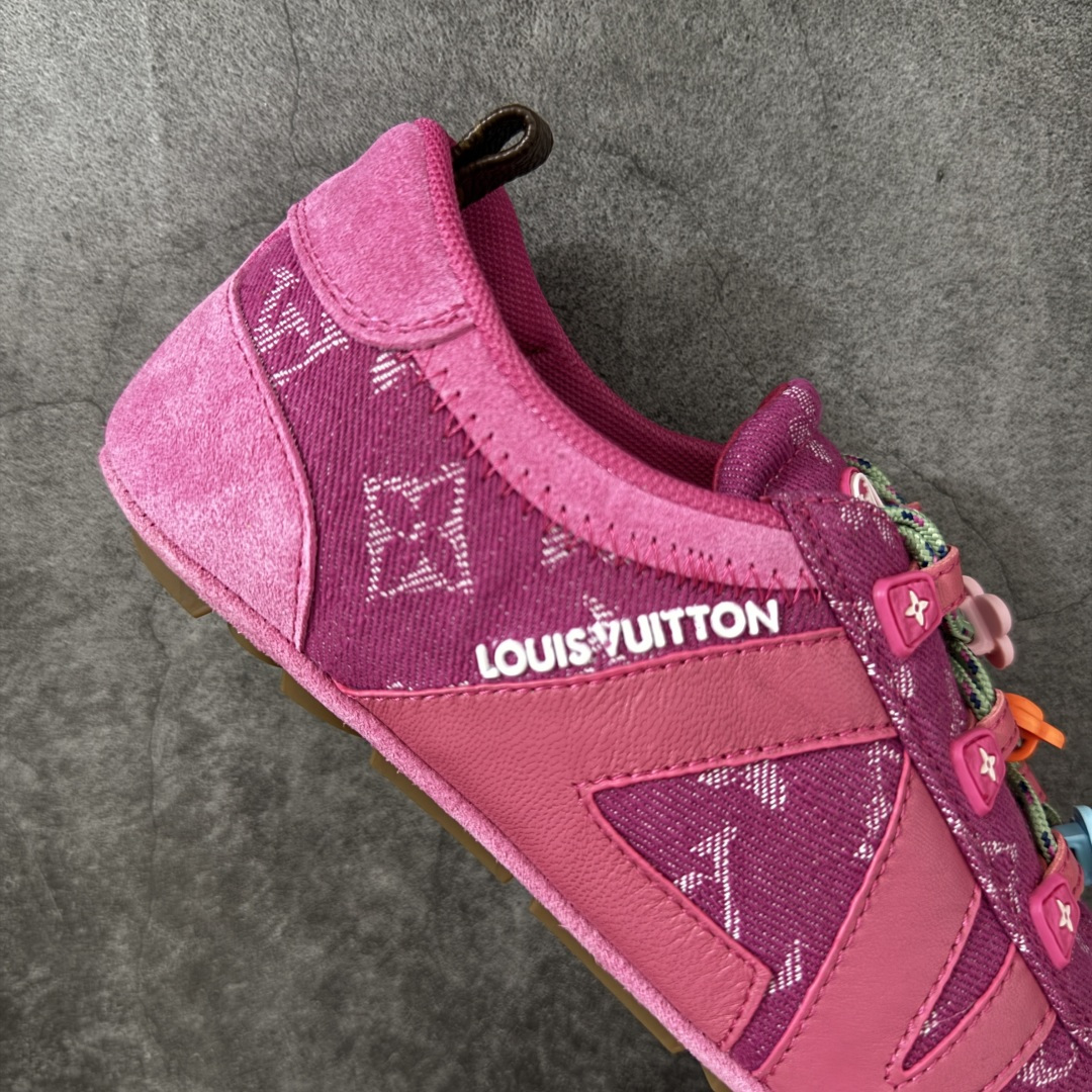 图片[7]-【广东纯原版】2026早春发布新款LOUIS VUITTON SneaKerina 德训鞋 芭蕾舞鞋 采用 Sacchetto 制鞋工艺，赋予柔韧鞋底与轻盈内部设计，适合日常休闲及精致造型。 sneakerina运动鞋惊艳曝光 设计灵感源自芭蕾舞平底鞋 优雅与复古并存 整体低调又老钱 原版购入 独家开模 媲美原版头层小牛皮 鞋面系带设计，侧面印有 LV 标志，后跟处配有拉环。——这双鞋简直是优雅与松弛感的完美融合！💃 尺码：35-40-莆田鞋