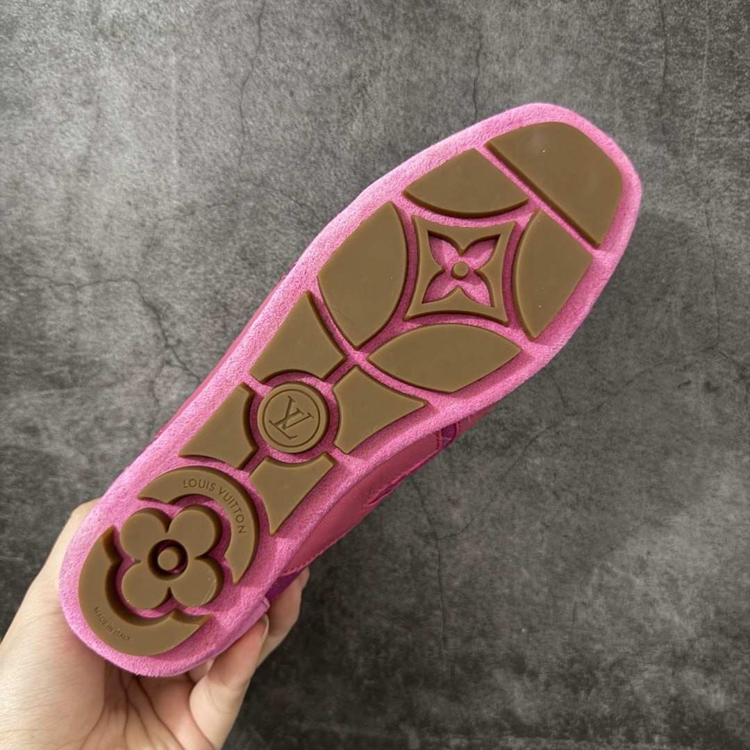 图片[9]-【广东纯原版】2026早春发布新款LOUIS VUITTON SneaKerina 德训鞋 芭蕾舞鞋 采用 Sacchetto 制鞋工艺，赋予柔韧鞋底与轻盈内部设计，适合日常休闲及精致造型。 sneakerina运动鞋惊艳曝光 设计灵感源自芭蕾舞平底鞋 优雅与复古并存 整体低调又老钱 原版购入 独家开模 媲美原版头层小牛皮 鞋面系带设计，侧面印有 LV 标志，后跟处配有拉环。——这双鞋简直是优雅与松弛感的完美融合！💃 尺码：35-40-莆田鞋