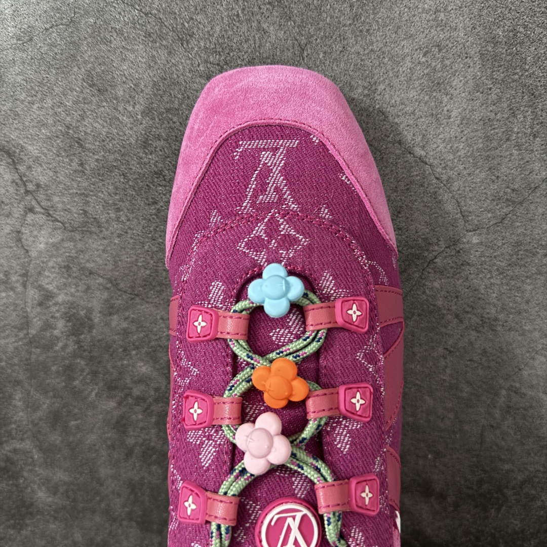 图片[5]-【广东纯原版】2026早春发布新款LOUIS VUITTON SneaKerina 德训鞋 芭蕾舞鞋 采用 Sacchetto 制鞋工艺，赋予柔韧鞋底与轻盈内部设计，适合日常休闲及精致造型。 sneakerina运动鞋惊艳曝光 设计灵感源自芭蕾舞平底鞋 优雅与复古并存 整体低调又老钱 原版购入 独家开模 媲美原版头层小牛皮 鞋面系带设计，侧面印有 LV 标志，后跟处配有拉环。——这双鞋简直是优雅与松弛感的完美融合！💃 尺码：35-40-莆田鞋