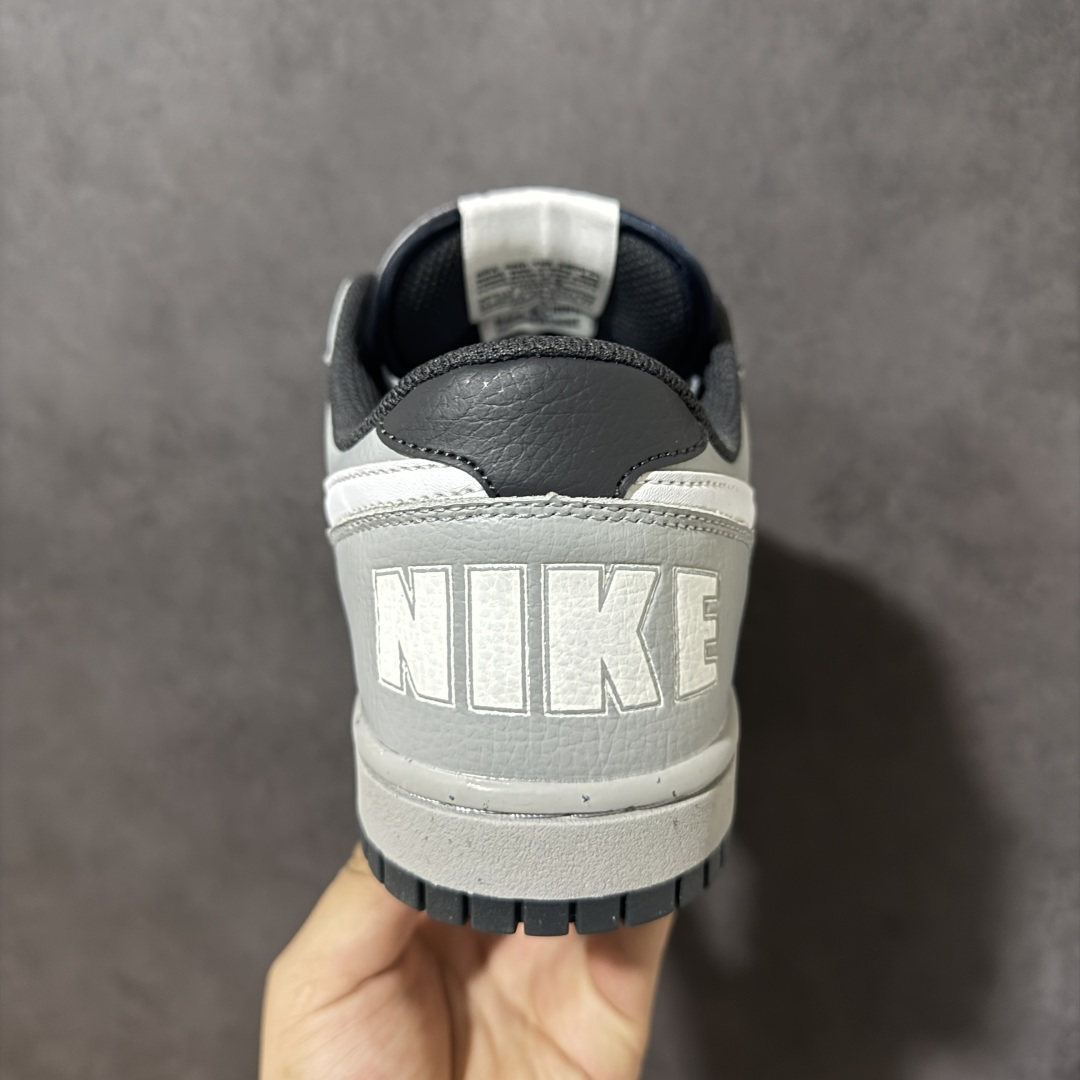 图片[4]-【公司级】Nike Big Low 耐克 低帮 灰白色 舒适柔软低邦板鞋 鞋款整体以荔枝纹皮革材质打造，搭配白色Swoosh Logo标志、鞋舌处以Nike Air标识呈现，自带复古清爽的氛围感，是永不过时的经典款；后跟处印有硕大的Nike字样，鞋型线条利落，包裏感舒适，中底泡棉软弹适中青。 货号：355152-017 尺码：36 36.5 37.5 38 38.5 39 40 40.5 41 42 42.5 43 44 44.5 45-莆田鞋