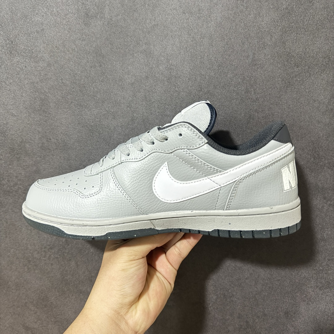 图片[2]-【公司级】Nike Big Low 耐克 低帮 灰白色 舒适柔软低邦板鞋 鞋款整体以荔枝纹皮革材质打造，搭配白色Swoosh Logo标志、鞋舌处以Nike Air标识呈现，自带复古清爽的氛围感，是永不过时的经典款；后跟处印有硕大的Nike字样，鞋型线条利落，包裏感舒适，中底泡棉软弹适中青。 货号：355152-017 尺码：36 36.5 37.5 38 38.5 39 40 40.5 41 42 42.5 43 44 44.5 45-莆田鞋