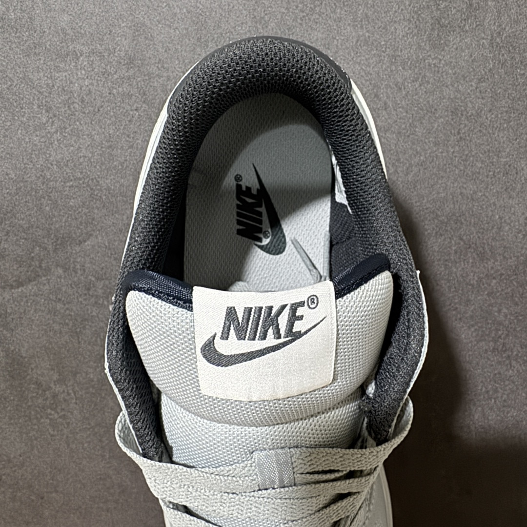 图片[6]-【公司级】Nike Big Low 耐克 低帮 灰白色 舒适柔软低邦板鞋 鞋款整体以荔枝纹皮革材质打造，搭配白色Swoosh Logo标志、鞋舌处以Nike Air标识呈现，自带复古清爽的氛围感，是永不过时的经典款；后跟处印有硕大的Nike字样，鞋型线条利落，包裏感舒适，中底泡棉软弹适中青。 货号：355152-017 尺码：36 36.5 37.5 38 38.5 39 40 40.5 41 42 42.5 43 44 44.5 45-莆田鞋