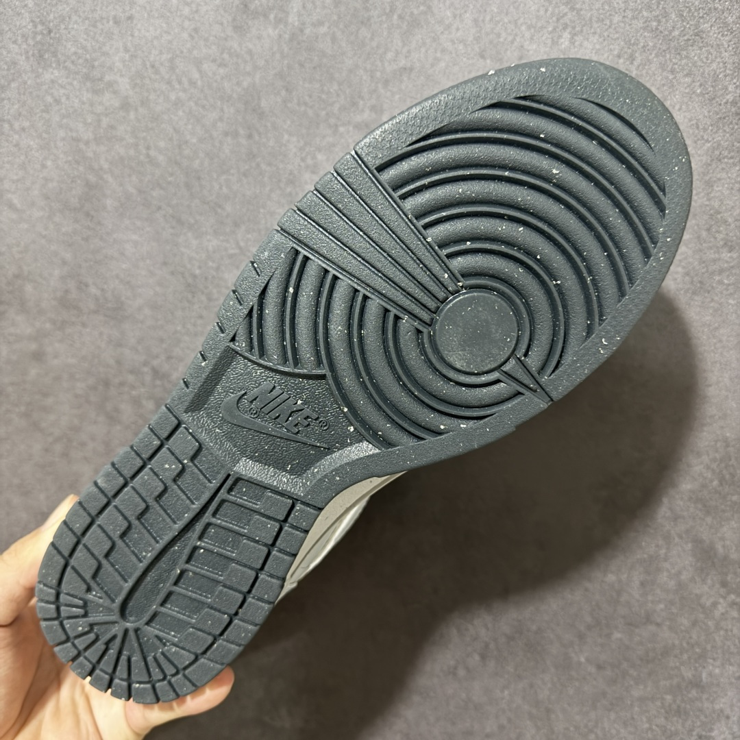 图片[9]-【公司级】Nike Big Low 耐克 低帮 灰白色 舒适柔软低邦板鞋 鞋款整体以荔枝纹皮革材质打造，搭配白色Swoosh Logo标志、鞋舌处以Nike Air标识呈现，自带复古清爽的氛围感，是永不过时的经典款；后跟处印有硕大的Nike字样，鞋型线条利落，包裏感舒适，中底泡棉软弹适中青。 货号：355152-017 尺码：36 36.5 37.5 38 38.5 39 40 40.5 41 42 42.5 43 44 44.5 45-莆田鞋