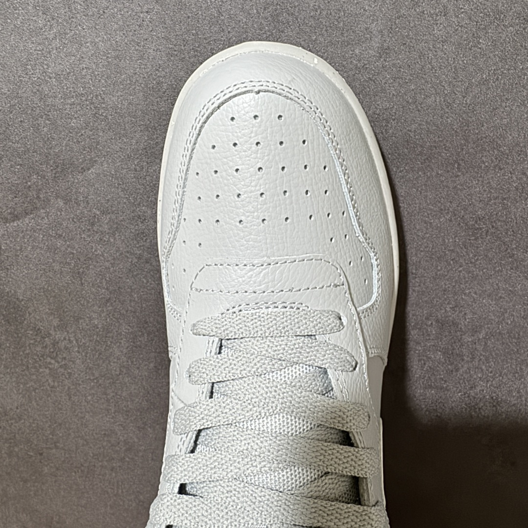 图片[5]-【公司级】Nike Big Low 耐克 低帮 灰白色 舒适柔软低邦板鞋 鞋款整体以荔枝纹皮革材质打造，搭配白色Swoosh Logo标志、鞋舌处以Nike Air标识呈现，自带复古清爽的氛围感，是永不过时的经典款；后跟处印有硕大的Nike字样，鞋型线条利落，包裏感舒适，中底泡棉软弹适中青。 货号：355152-017 尺码：36 36.5 37.5 38 38.5 39 40 40.5 41 42 42.5 43 44 44.5 45-莆田鞋