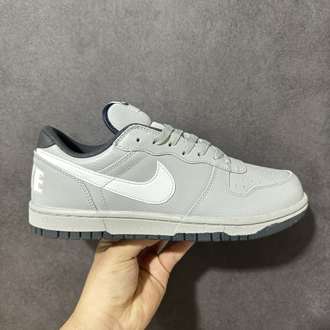 【公司级】Nike Big Low 耐克 低帮 灰白色 舒适柔软低邦板鞋 鞋款整体以荔枝纹皮革材质打造，搭配白色Swoosh Logo标志、鞋舌处以Nike Air标识呈现，自带复古清爽的氛围感，是永不过时的经典款；后跟处印有硕大的Nike字样，鞋型线条利落，包裏感舒适，中底泡棉软弹适中青。 货号：355152-017 尺码：36 36.5 37.5 38 38.5 39 40 40.5 41 42 42.5 43 44 44.5 45-莆田鞋