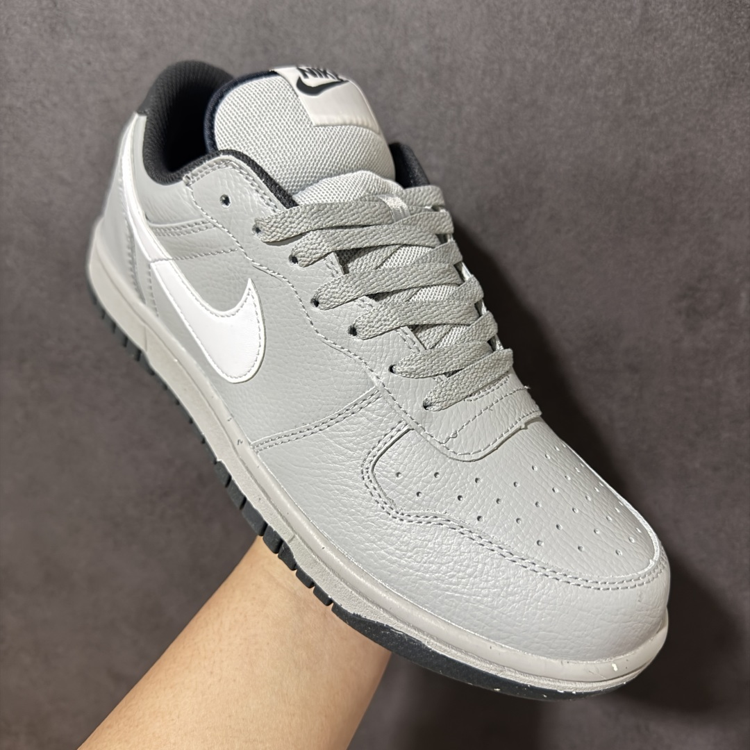 图片[3]-【公司级】Nike Big Low 耐克 低帮 灰白色 舒适柔软低邦板鞋 鞋款整体以荔枝纹皮革材质打造，搭配白色Swoosh Logo标志、鞋舌处以Nike Air标识呈现，自带复古清爽的氛围感，是永不过时的经典款；后跟处印有硕大的Nike字样，鞋型线条利落，包裏感舒适，中底泡棉软弹适中青。 货号：355152-017 尺码：36 36.5 37.5 38 38.5 39 40 40.5 41 42 42.5 43 44 44.5 45-莆田鞋