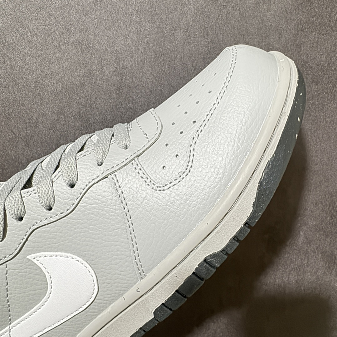 图片[8]-【公司级】Nike Big Low 耐克 低帮 灰白色 舒适柔软低邦板鞋 鞋款整体以荔枝纹皮革材质打造，搭配白色Swoosh Logo标志、鞋舌处以Nike Air标识呈现，自带复古清爽的氛围感，是永不过时的经典款；后跟处印有硕大的Nike字样，鞋型线条利落，包裏感舒适，中底泡棉软弹适中青。 货号：355152-017 尺码：36 36.5 37.5 38 38.5 39 40 40.5 41 42 42.5 43 44 44.5 45-莆田鞋