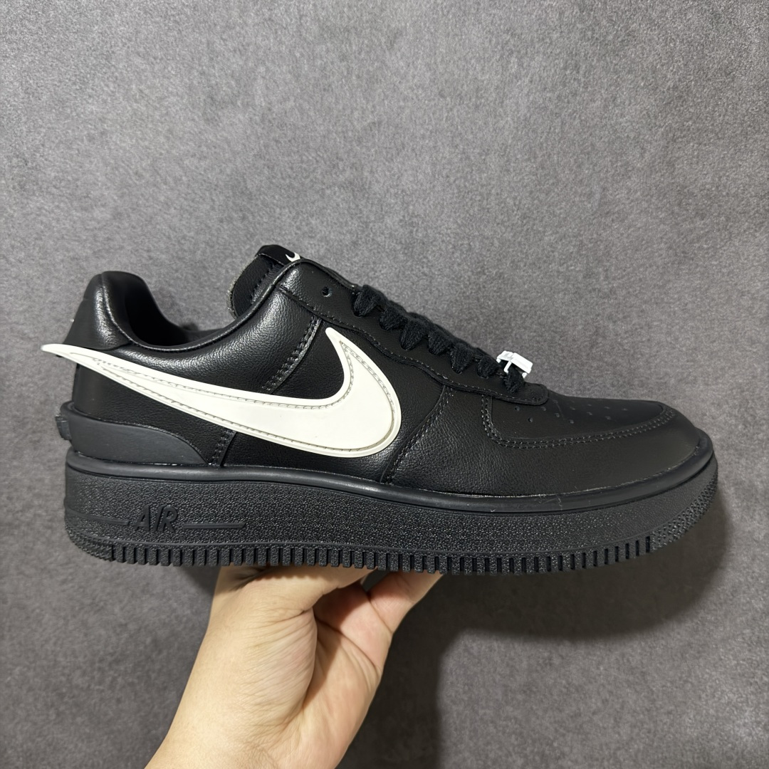 【公司级】Ambush x AF1 Air Force 1 Low 空军一号低帮运动板鞋 联名大钩黑白 DV3464-001 独家正确版 完美出品 高端外贸 零售客户首选 AMBUSH X AF1 Low 联名款 原鞋开版 耗时3个月匠心打造 原厂进口纳帕皮料 人工甩皮 全新正确RB原大底 上手上脚复刻正品质感 尺码： 36-45-选品中心