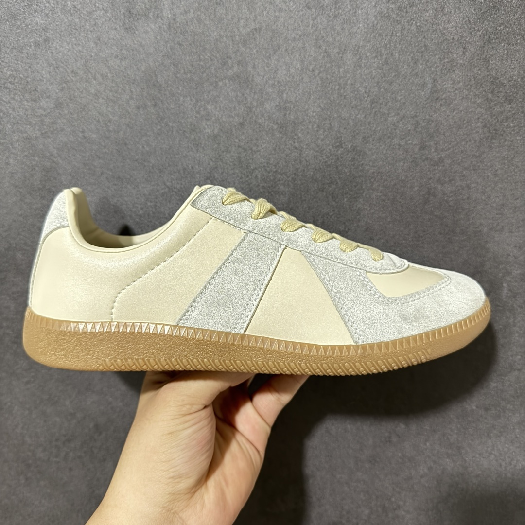 【公司级】Maison Margiela梅森马吉拉Replica 休闲低帮德训鞋 采用绒面和皮革拼接，橡胶底耐磨防滑，打造欧美时尚。该鞋款的外观设计走在时尚前沿，其独特的风格款式构成了品牌身份重要的一部分。 货号：S58WS0109 尺码： 35 36 37 38 39 40 41 42 43 44 45 46-莆田鞋